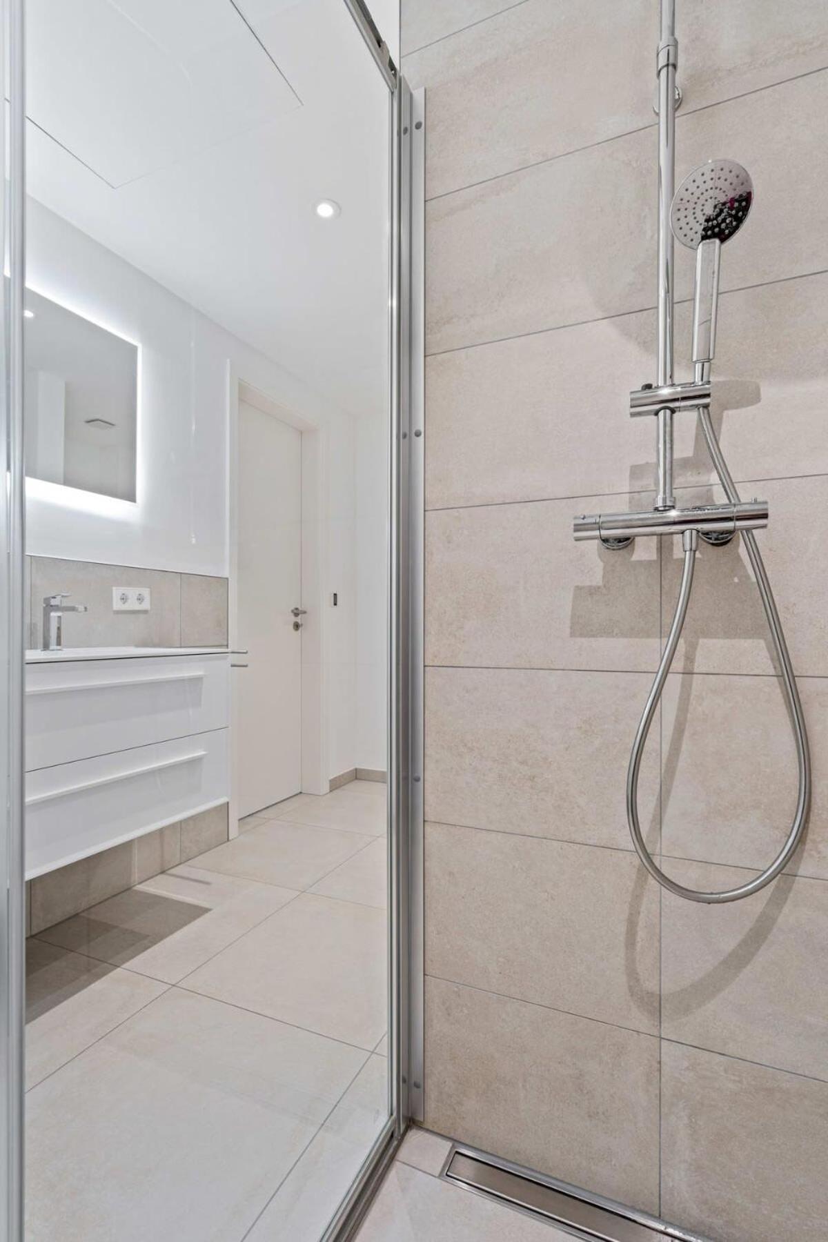 Modern 1br Apt With Balcony Near City Center Appartement *